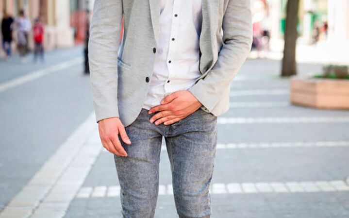 Ein Mann macht sich Sorgen über unangenehme Symptome einer Prostatitis