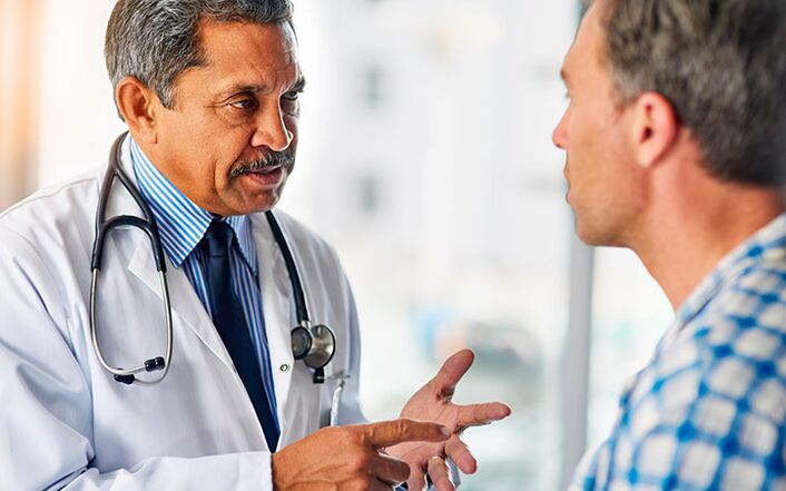 Ein Mann mit Prostatitis beim Urologen