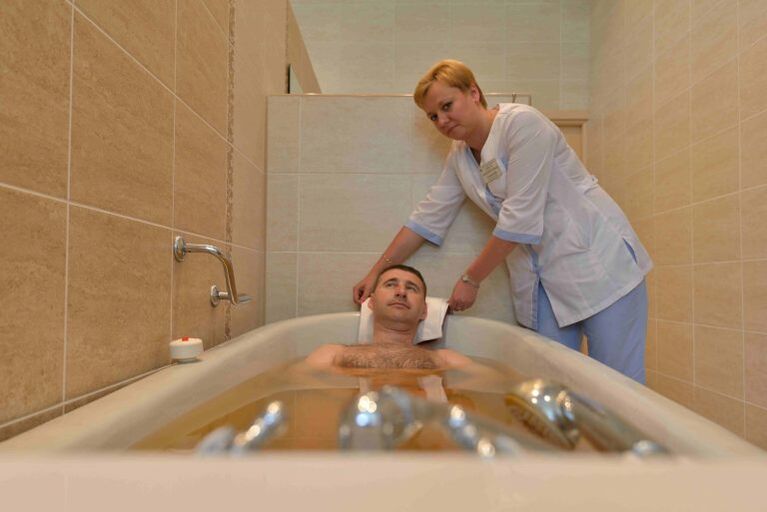 Ein Kiefernbad lindert den Zustand eines Mannes mit Prostatitis