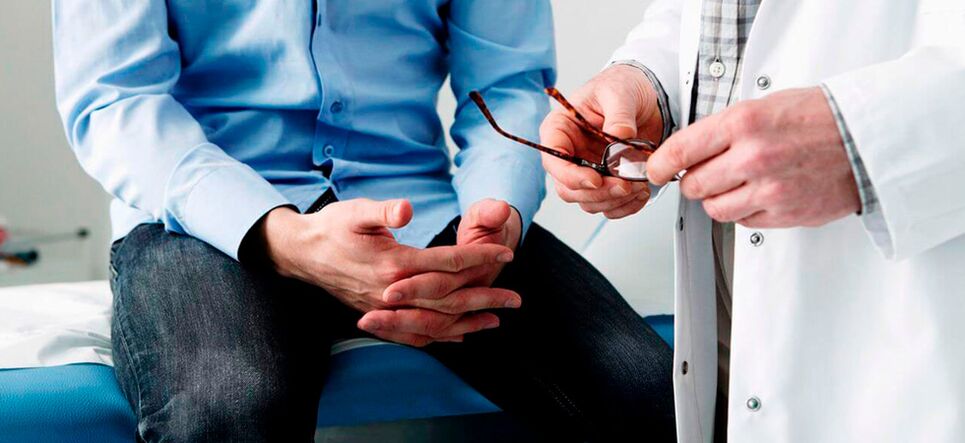 Ein Mann mit Anzeichen einer Prostatitis sollte zur Behandlung einen Urologen aufsuchen. 
